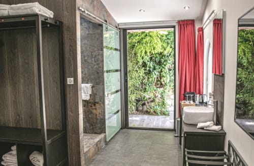 Bathroom and washbasin the address Cassis