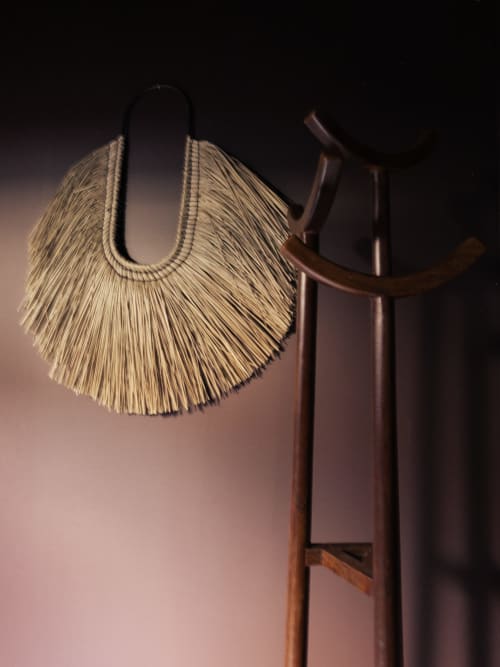 Sac à franges crème suspendu à un support en bois à La Guirtelle, boutique et chambres d'hôtes, Lainsecq