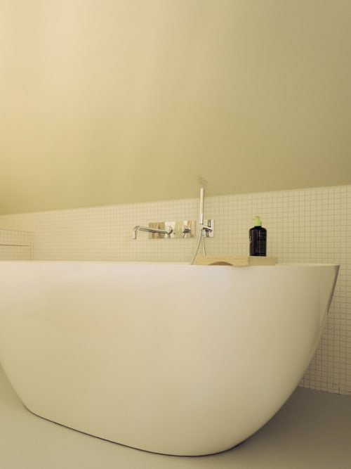 Baignoire blanche moderne îlot avec robinetterie murale à La Guirtelle B&B, chambre Jane, Lainsecq
