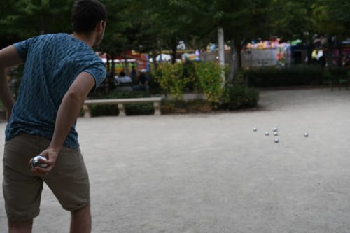 Homme jouant à la pétanque au Camping La Lézardière à La Valette du Var, France