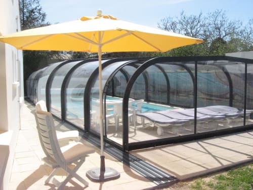 piscine couverte chauffée 5 m X 10 m abris haut coulissant 14 m  gîte les Dunes Saint-Jean-de-Monts