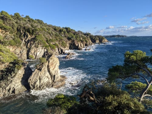 Les falaises du sentier du littoral de Giens - VacancesGiens location saisonnière d'appartement - Proche de l'appartement La Girelle