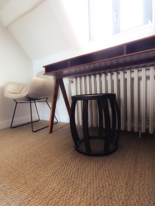 Coin séjour moderne dans la chambre Eileen de la Chambre d'hôtes La Guirtelle avec bureau, fauteuil et radiateur près de la fenêtre
