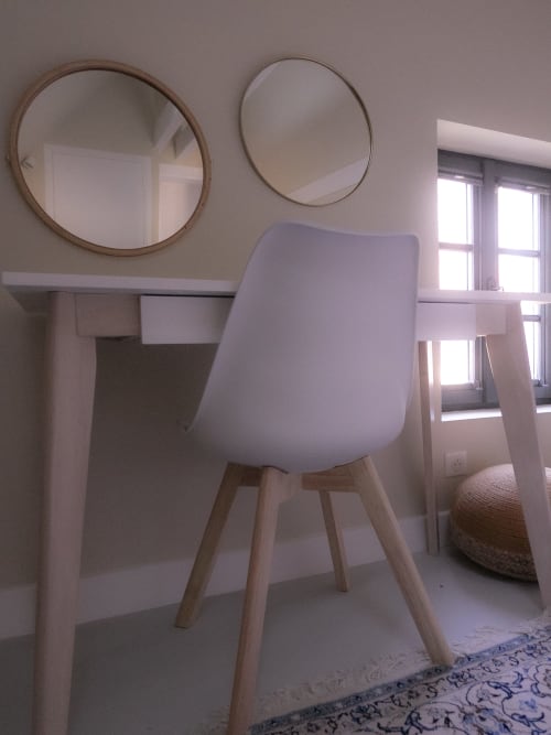 Espace de travail minimaliste épuré dans la chambre Jane de La Guirtelle B&B avec chaise blanche et miroirs ronds