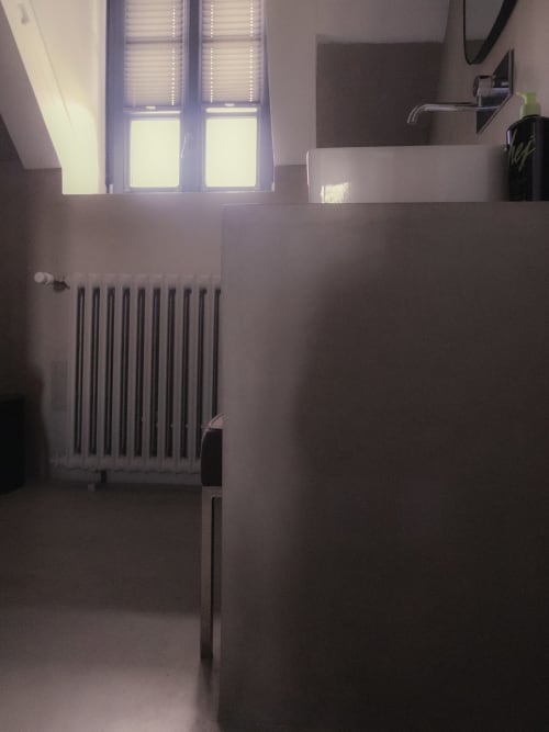 Chambre à La Guirtelle B&B Lainsecq avec radiateur, fenêtre, espace bureau et salle de bain