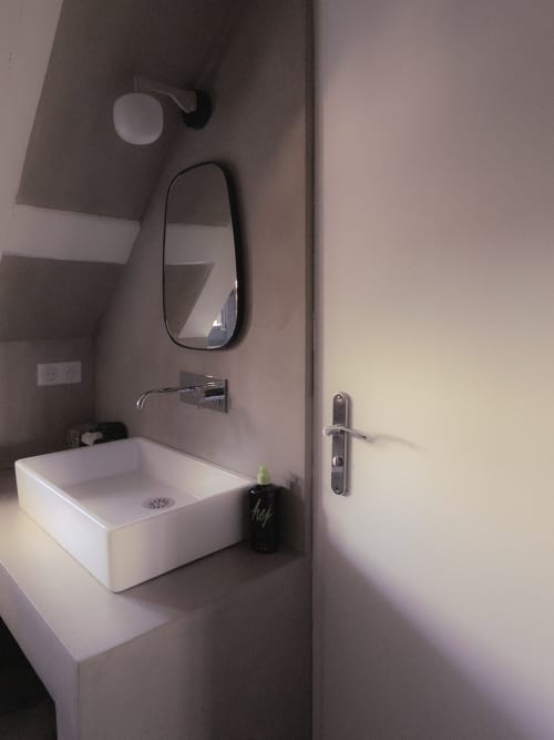 Lavabo moderne avec miroir ovale à la chambre Eileen de La Guirtelle B&B à Lainsecq, vue sur le jardin