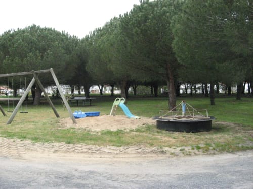 Jeux balançoires tourniquet, ping-pong   gîte les Dunes Saint-Jean-de-Monts