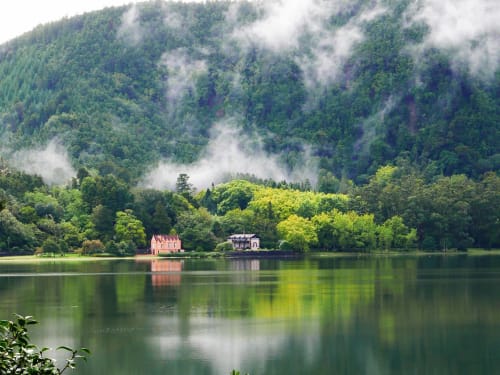 Villa Várzea BnB lakeside view with misty forested mountains, Várzea, Portugal