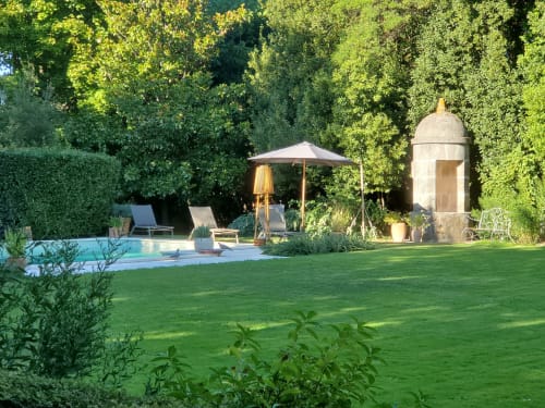 Luxueuse zone piscine du Logis des Tourelles B&B à Cognac avec transats, parasol et pavillon en pierre
