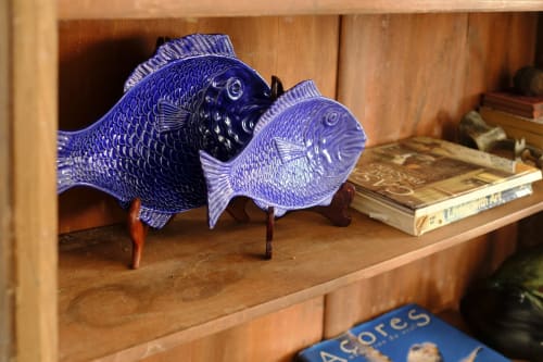 Blue ceramic fish decorations on wooden shelf at Villa Várzea guesthouse in Várzea, Portugal