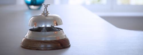 Campana de servicio vintage de latón en el escritorio del hotel Estació del Nord en Vic, Barcelona