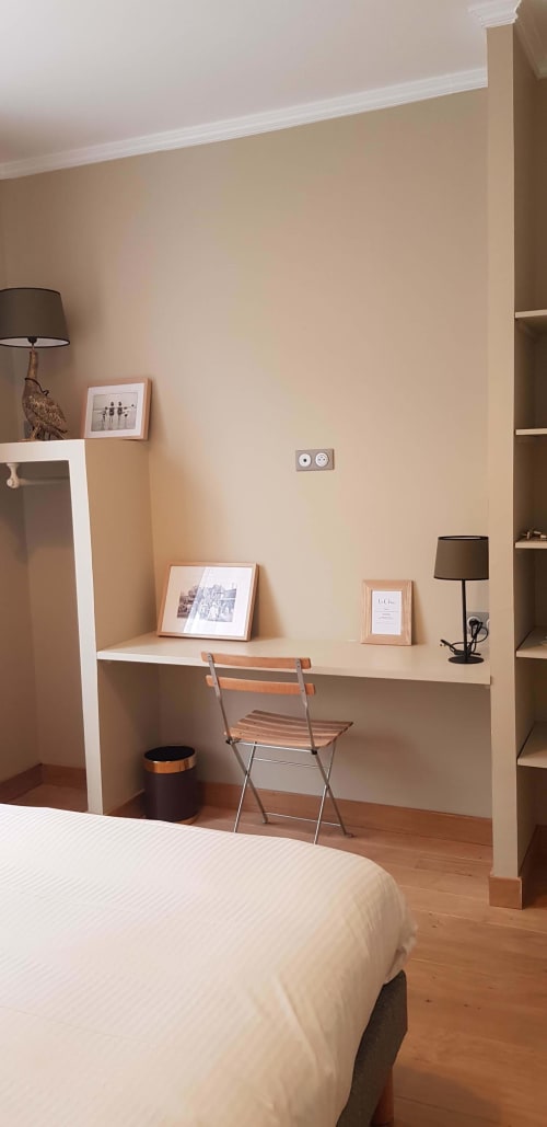 Espace de travail moderne dans une chambre de l'hôtel Les Cabines à Houlgate, avec bureau, chaise, photos encadrées et lampe