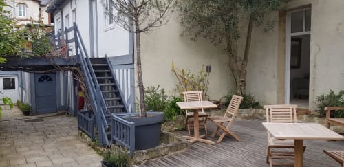 Patio du jardin Les Cabines avec mobilier en bois et espace de détente à Houlgate