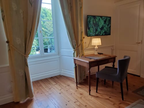 Chambre d'hôtes à Cognac avec bureau, TV, parquets, vue jardin et équipements modernes au Logis des Tourelles