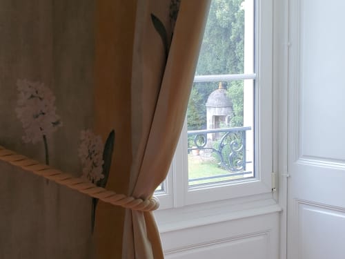 Chambre élégante au Logis des Tourelles à Cognac avec vue sur le jardin par portes-fenêtres, rideaux décorés et balcon raffiné