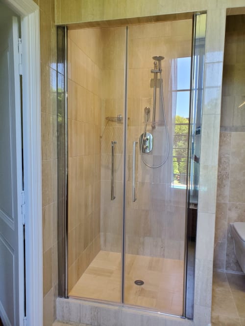 Salle de bain moderne avec douche à l'italienne et pommeau de douche pluie à Logis des Tourelles, Cognac