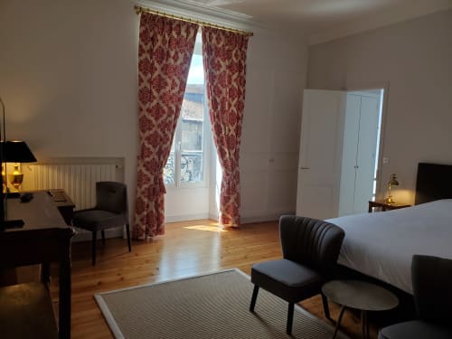 Spacieuse chambre Chesnel aux Logis des Tourelles, Cognac, vue sur la ville, parquets et rideaux damas rouge