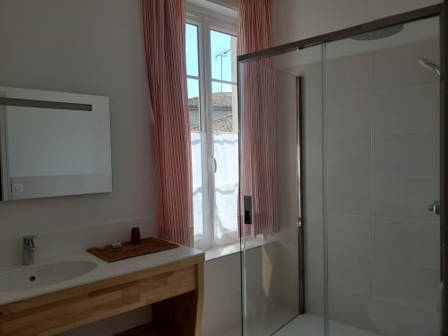 Salle de bain moderne de la chambre Lonzac au Logis des Tourelles, Cognac, avec douche et vue sur la ville