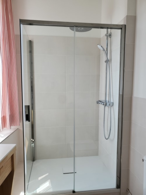 Douche moderne avec paroi en verre dans la chambre Lonzac au Logis des Tourelles, Cognac