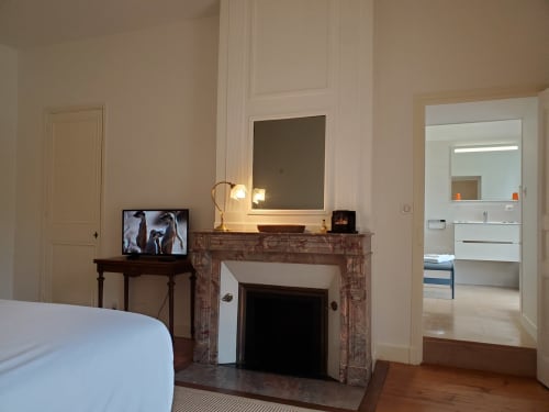 Chambre Verteuil élégante aux Logis des Tourelles à Cognac avec cheminée, bureau et salle de bains privative