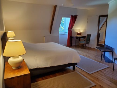 Ruim Bouteville appartement in Logis des Tourelles in Cognac met queensize bed, werkdesk, zithoek en tuinuitzicht