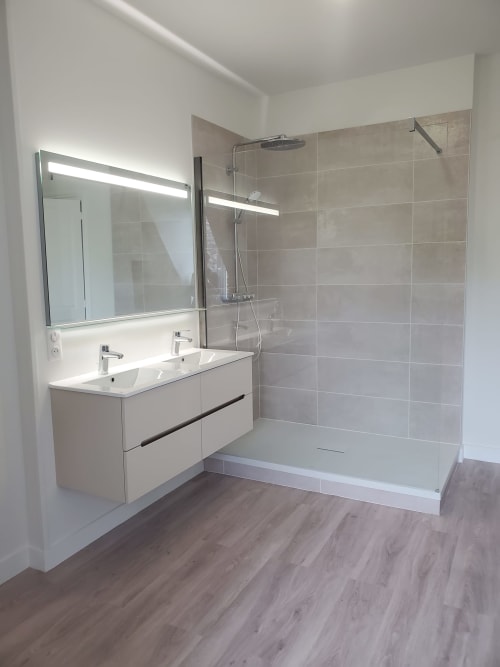 Moderne badkamer in Logis des Tourelles in Cognac met dubbele wastafel, verlichte spiegel en inloopdouche
