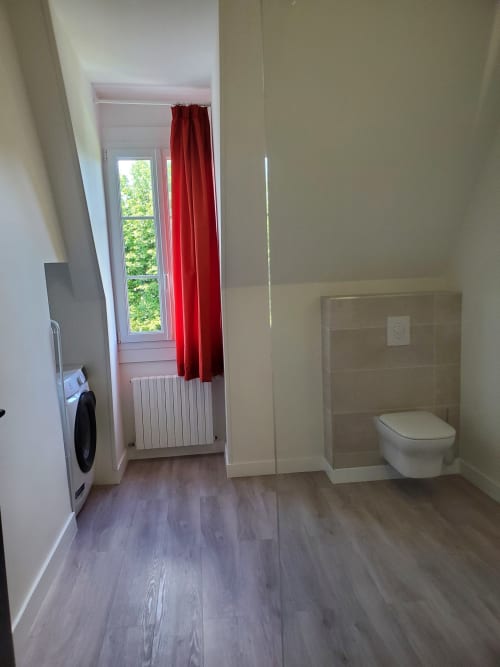 Moderne badkamer in appartement Bouteville bij Logis des Tourelles, Cognac, met toilet, douche en wasmachine