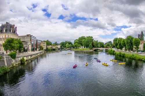Rivière Charente avec kayaks colorés près du Logis des Tourelles à Cognac, France