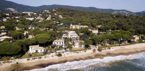 vue-aerienne-de-la-place-de-cavalaire-sur-mer-retrouvez-lhotel-le-golfe-bleu-situe-a-quelques-metres-de-la-mer