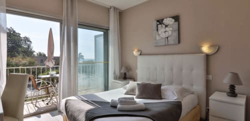 comment-sont-les-chambres-dhotel-a-cavalaire-sur-mer-chambre-double-hotel-cavalaire-sur-mer-le-golfe-bleu