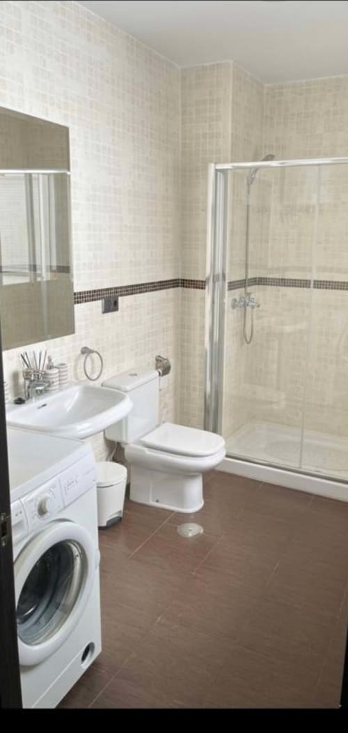 Baño comunicado con habitación de matrimonio 