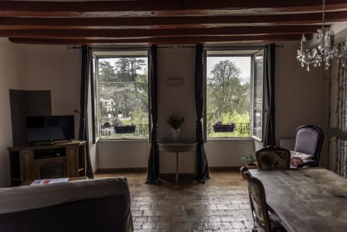 Spacieuse chambre au Refuge des Alpes Mancelles avec portes-fenêtres, vue sur la vallée, poutres apparentes, TV et coin repas
