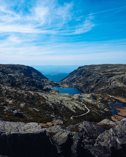 Paisagem alpina com lagos glaciais perto de Cota 1500, Penhas da Saúde Portugal