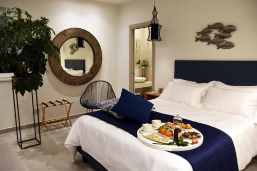 Camera elegante con vista mare al B&B Dimora Vistamare di Barletta: testata blu navy, vassoio colazione, specchio rotondo e stile costiero