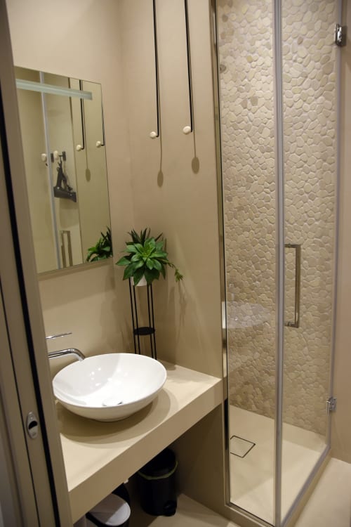 Bagno moderno presso il B&B Dimora Vistamare di Barletta con lavabo rotondo, specchio e cabina doccia in vetro satinato