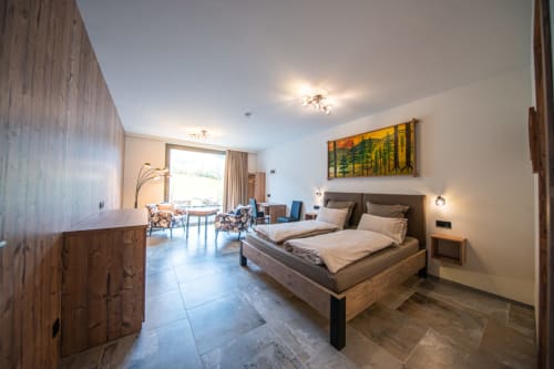 Chambre spacieuse à la Villa Valtin B&B au Valtin avec lit en bois, équipements modernes et vue sur les montagnes