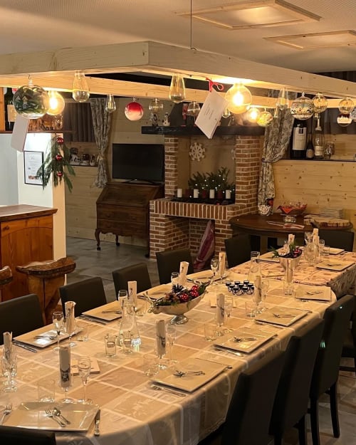 Élégante salle à manger de la Villa Valtin B&B au Valtin, France, avec une longue table dressée et décors festifs