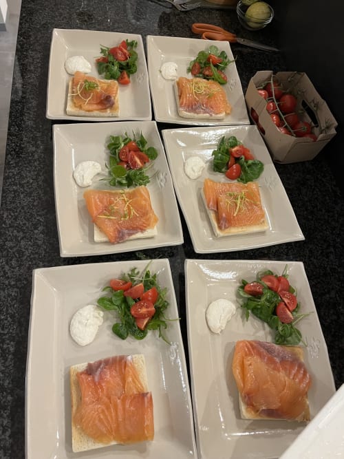 Six assiettes de saumon fumé, fromage blanc, jeunes pousses et tomates, petit-déjeuner à Villa Valtin B&B