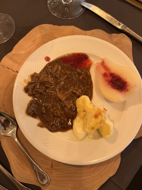 Assiette gastronomique à la Villa Valtin : viande braisée, pommes de terre et poire pochée à la sauce rouge