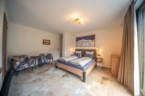 Spacieuse chambre à Villa Valtin avec vue sur le jardin, lit double, coin salon et équipements modernes au Valtin
