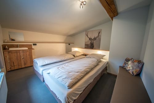 Chambre cosy à la Villa Valtin B&B au Valtin avec lit queen-size, mobilier en bois et décoration cerf