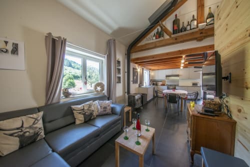 Séjour chaleureux à la Villa Valtin avec vue montagne, cuisine moderne, table à manger et confortable espace détente