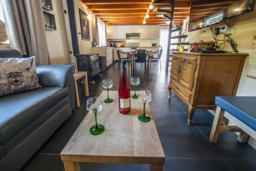 Séjour moderne à la Villa Valtin avec table à manger, verres de vin, coin salon et cuisine au Valtin