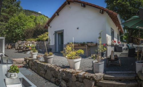 Cottage Villa Valtin au Valtin avec vue montagne, cour gravillonnée, plantes en pot et façade blanche