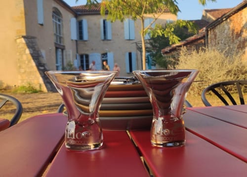 Détail de la table de la cuisine d’été du Rêve d’Alice, ambiance conviviale en extérieur