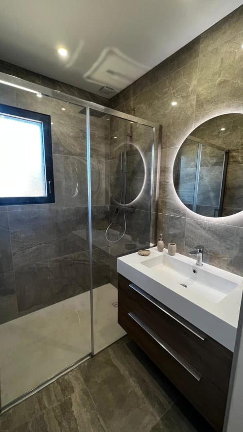 salle de douche dans la chambre