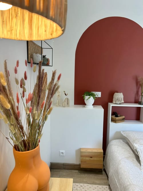 Chambre accueillante à La Cour d'Hortense avec arche en terre cuite, herbe de pampa et mobilier contemporain à Sailly-Flibeaucourt