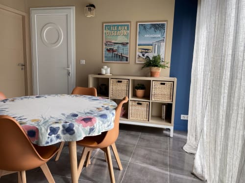 Studio moderne à Villa Eden Bleu à Biscarrosse avec table à manger, chaises orange, rangement et décor vintage