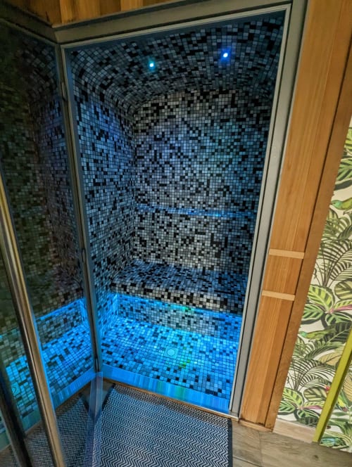 Douche à l'italienne aux carrelages mosaïques bleus modernes et éclairage d'ambiance à La Cour d'Hortense, Sailly-Flibeaucourt, gîte de charme en Picardie