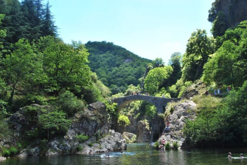 de duivelsbrug @La Sarrasine Vakantie Verhuur & more Le Comptoir des Sarrasins Restaurant Regionale Producten & Souvenirs Aiguèze @ Les Gorges de l'Ardèche